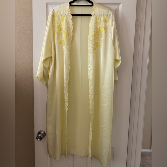 Elegant Yellow Lace Trim Nightgown Set - Picture 6 of 13